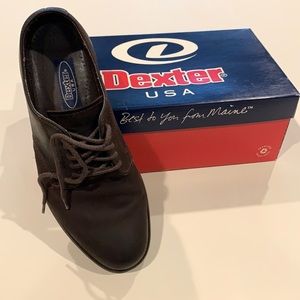 Men’s size 9 1/2 medium brown dexter shoes.
